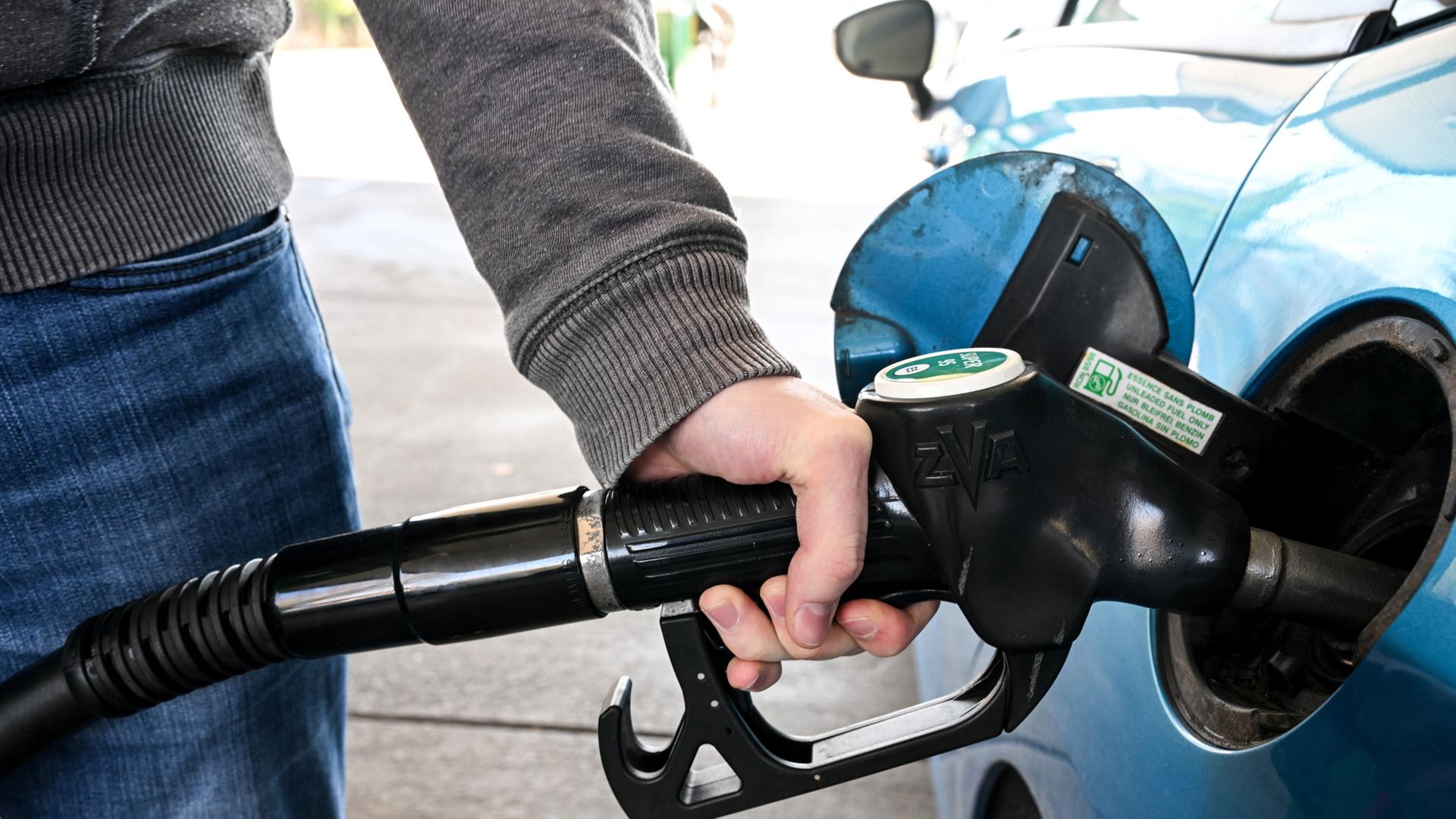 Tankrüssel steckt zum Betanken im Tank eines Autos | dpa