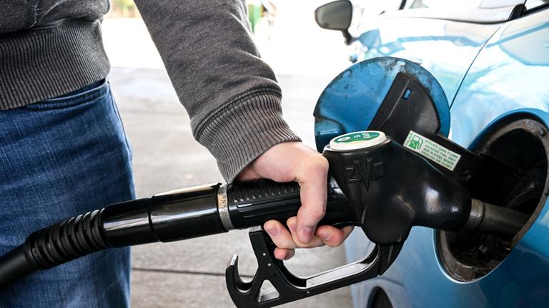 Spritpreise springen am Mittag in die Höhe