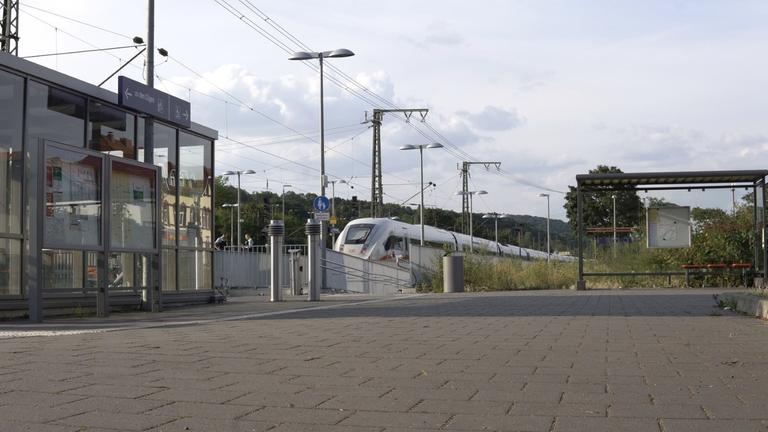 Ein ICE in einem Bahnhof