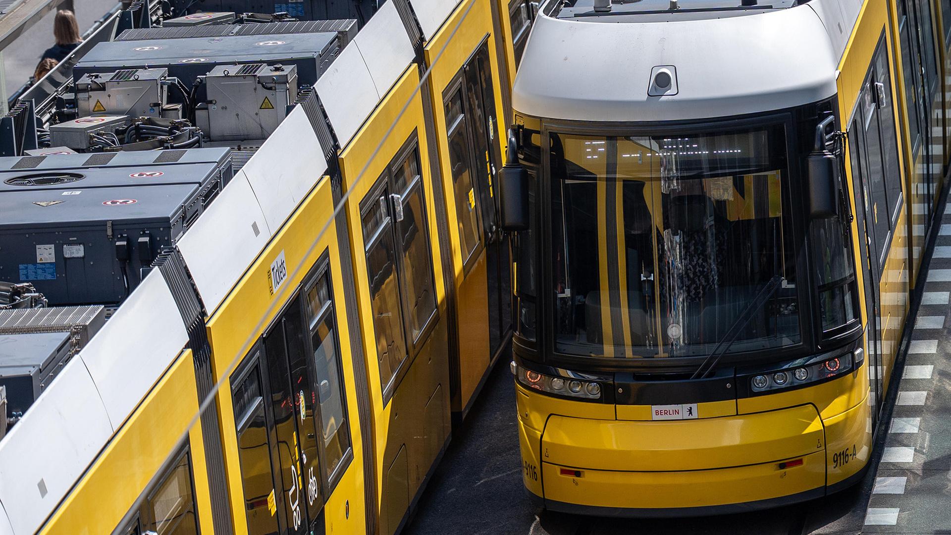 Eine Tram der BVG. (Quelle: dpa/Marcin Golba) | dpa/Marcin Golba