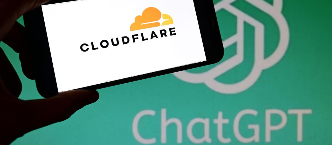 Die Logos von Cloudflare und GPT-Chat.