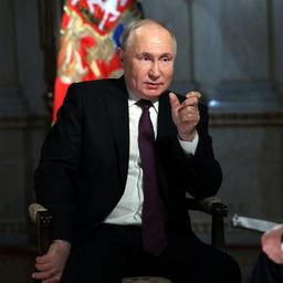 Russlands Präsident Wladimir Putin beim Interview im russischen Staatsfernsehen. 