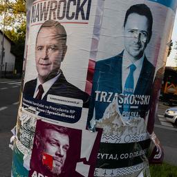 Auf einer Litfaßsäule kleben Wahlplakate von Karol Nawrocki und Rafal Trzaskowski.