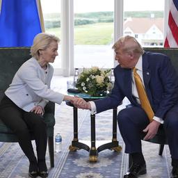 Ursula von der Leyen gibt Donald Trump die Hand.