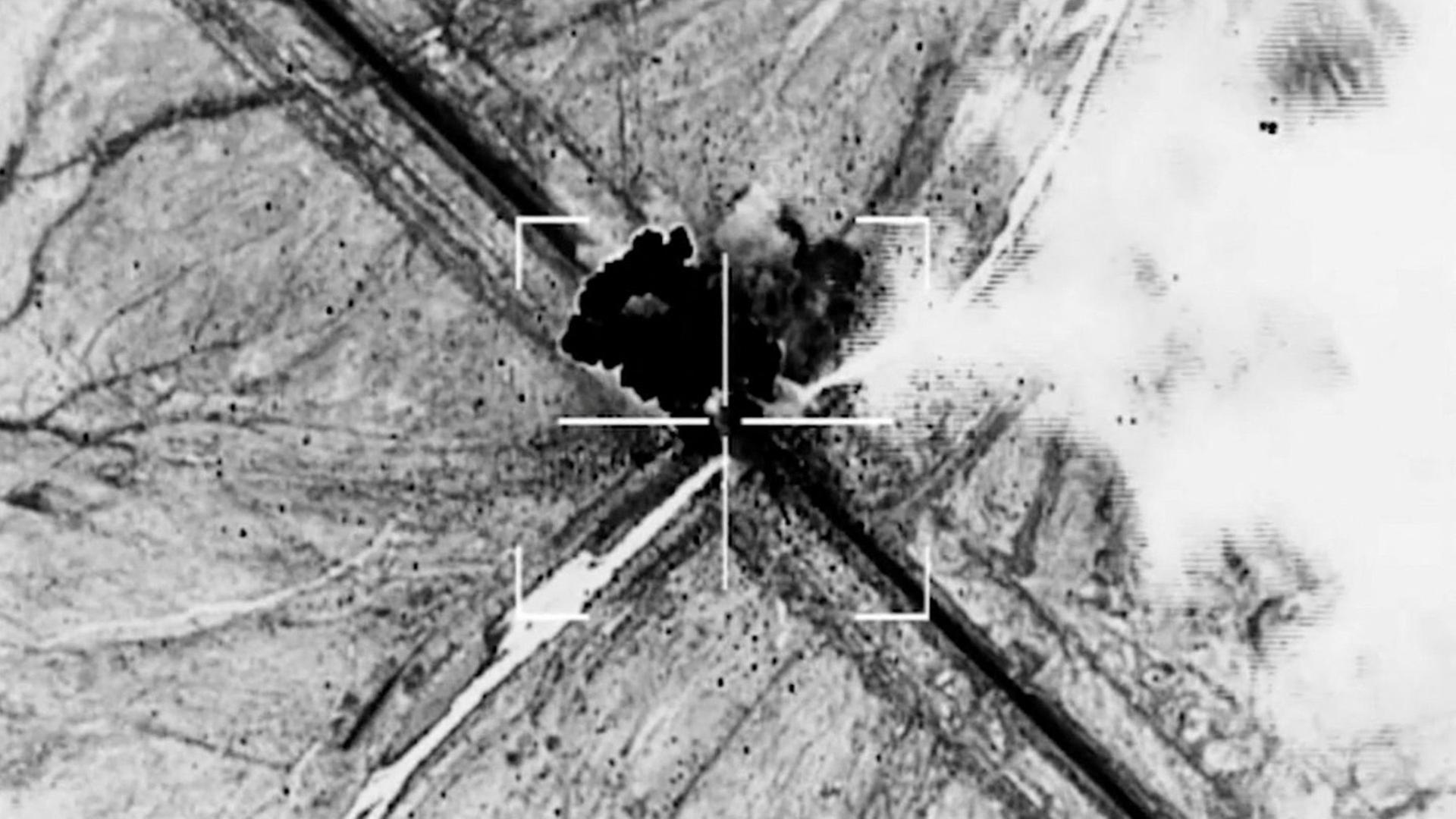 Luftbild von Explosionen,, in der Mitte des Bildes ein Fadenkreuz | U.S. Central Command/Handout via REUTERS
