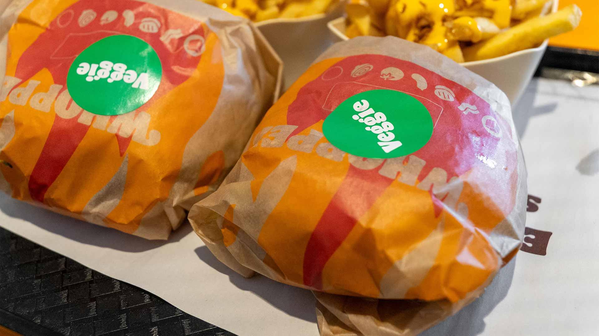 Zwei verpackte vegetarische Burger  | picture alliance / CHROMORANGE