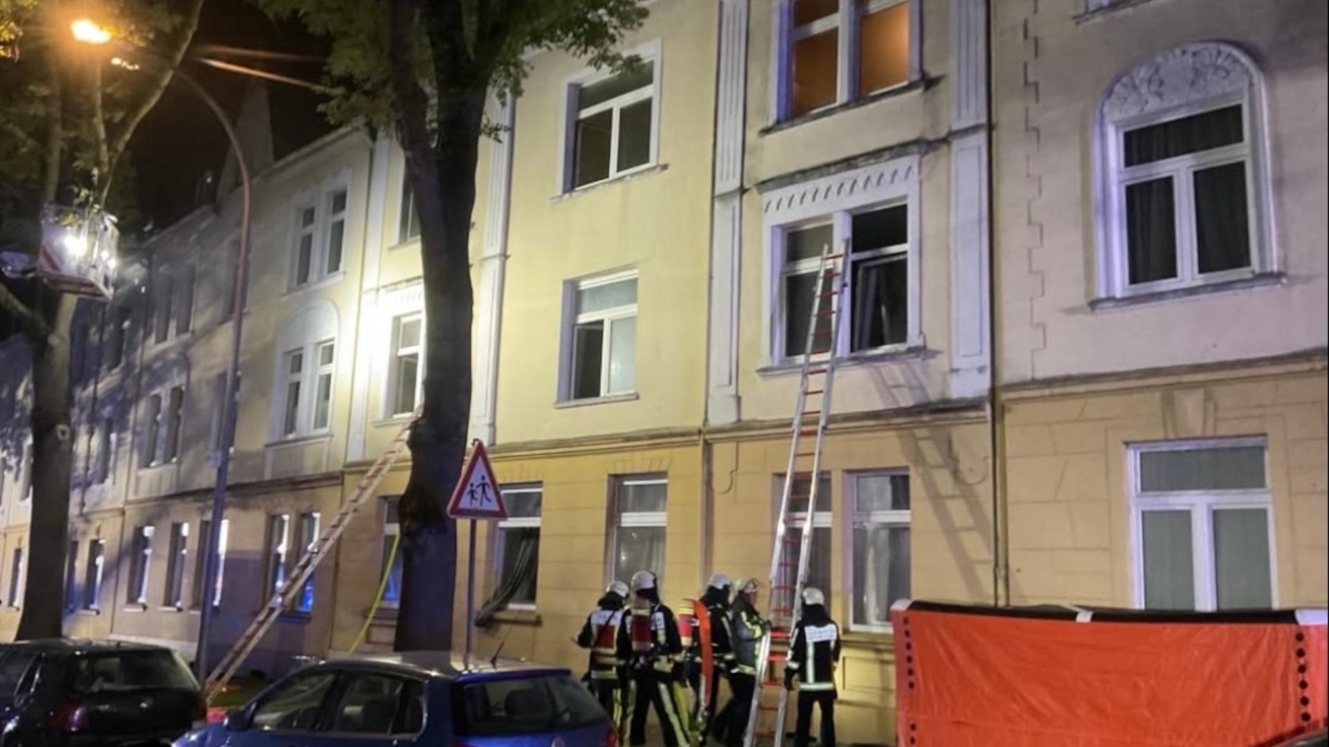 Die Feuerwehr versucht das Feuer über eine Leiter zu erreichen. | WDR/ Feuerwehr Bochum
