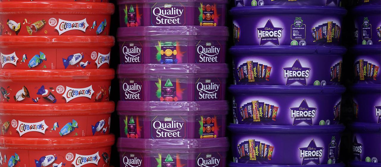 Süßigkeiten in Boxen stehen in einem Geschäft in London zum Verkauf.