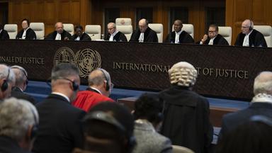 Richter des Internationalen Gerichtshofs in Den Haag sitzen nebeneinander an einem Tisch