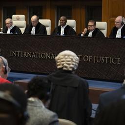 Richter des Internationalen Gerichtshofs in Den Haag sitzen nebeneinander an einem Tisch