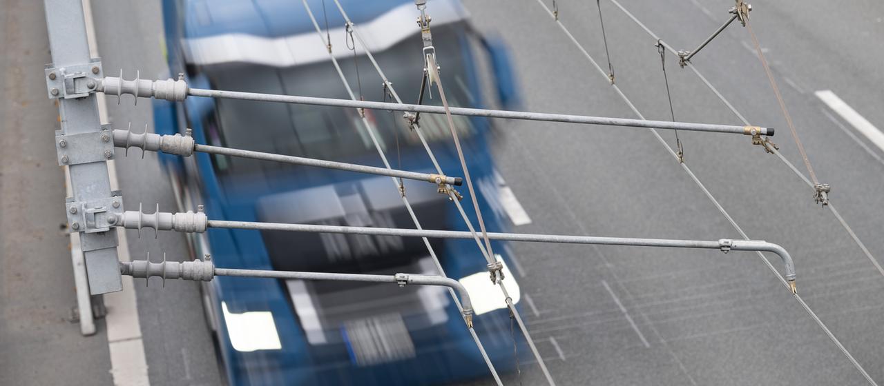Ein Lastwagen fährt auf der A5 unter den Masten des E-Highways. 