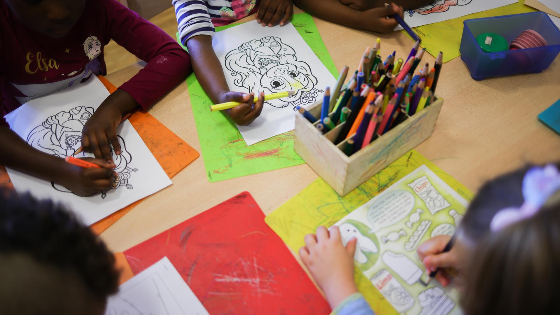 Kinder malen in ihrem Gruppenraum in der Kita.  | dpa