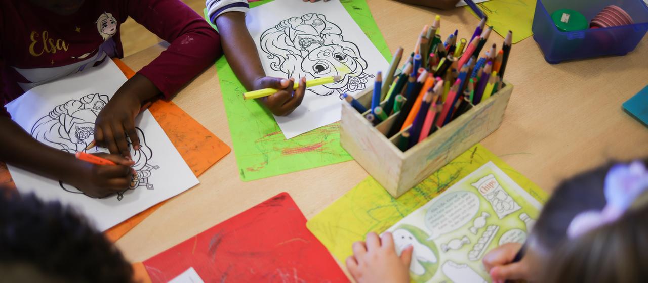 Kinder malen in ihrem Gruppenraum in der Kita. 