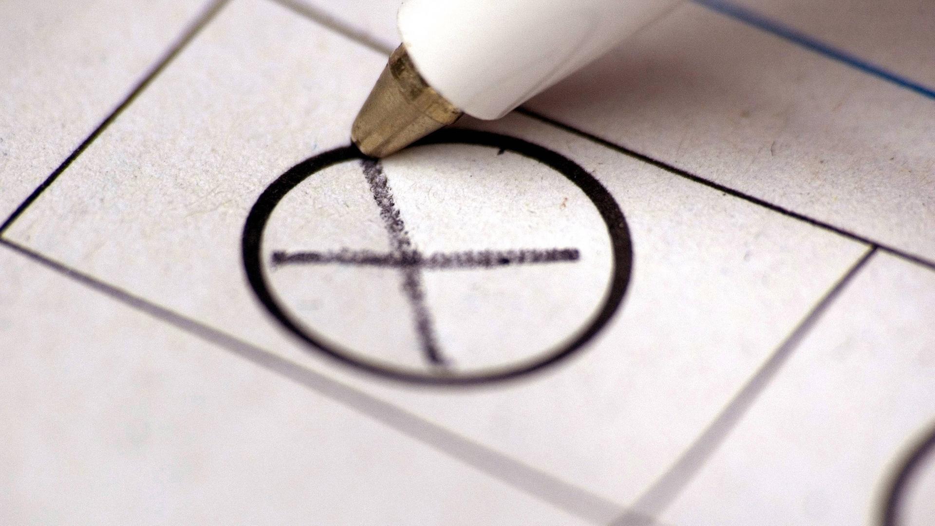 Stimmzettel mit Kreuz | WDR/imago