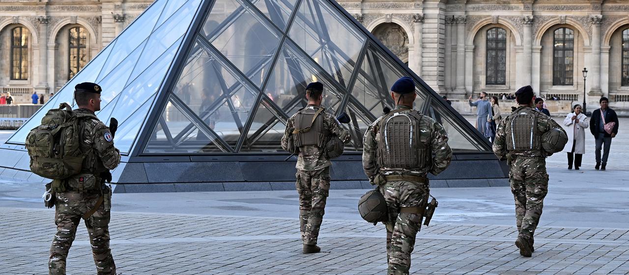 Soldaten patrollieren vor dem Louvre in Paris.