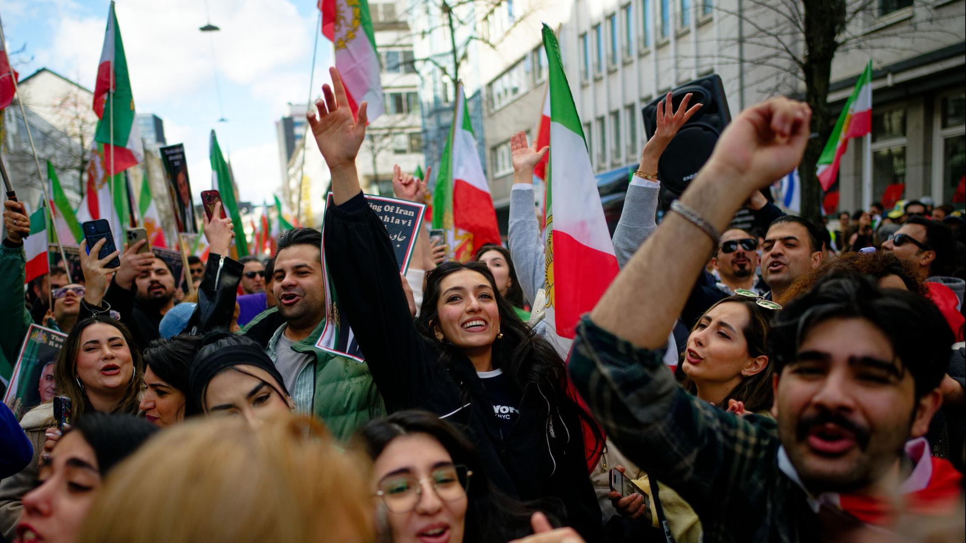 Teilnehmer einer Demonstration in D�sseldorf gegen das Regime in Iran. | Henning Kaiser/dpa