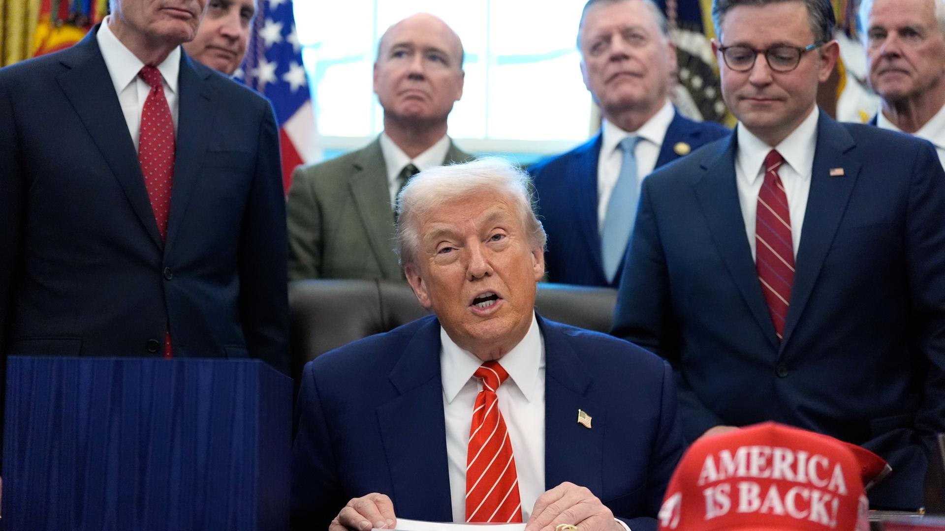 US-Pr�sident Donald Trump spricht im Oval Office | Alex Brandon/AP/dpa