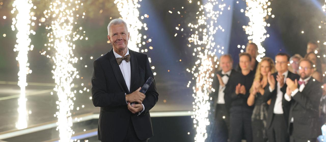 Peter Kloeppel freut sich bei der Verleihung des Deutschen Fernsehpreises im Confex über die Auszeichnung in der Kategorie "Ehrenpreis der Stifter". 