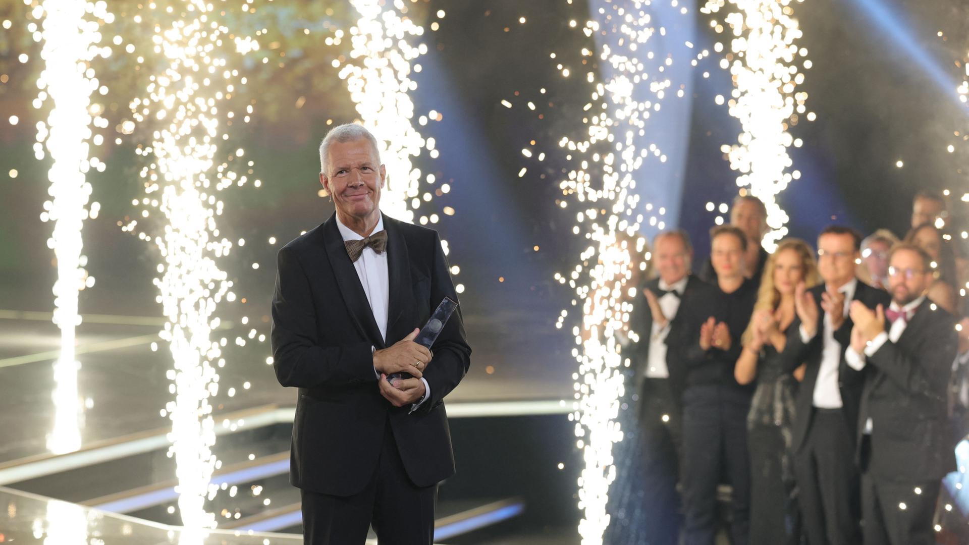 Peter Kloeppel freut sich bei der Verleihung des Deutschen Fernsehpreises im Confex über die Auszeichnung in der Kategorie 