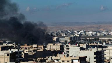 Rauch steigt über dem Ort Kamischli im Nordwesten Syriens auf, den die türkische Luftwaffe bombardiert haben soll.