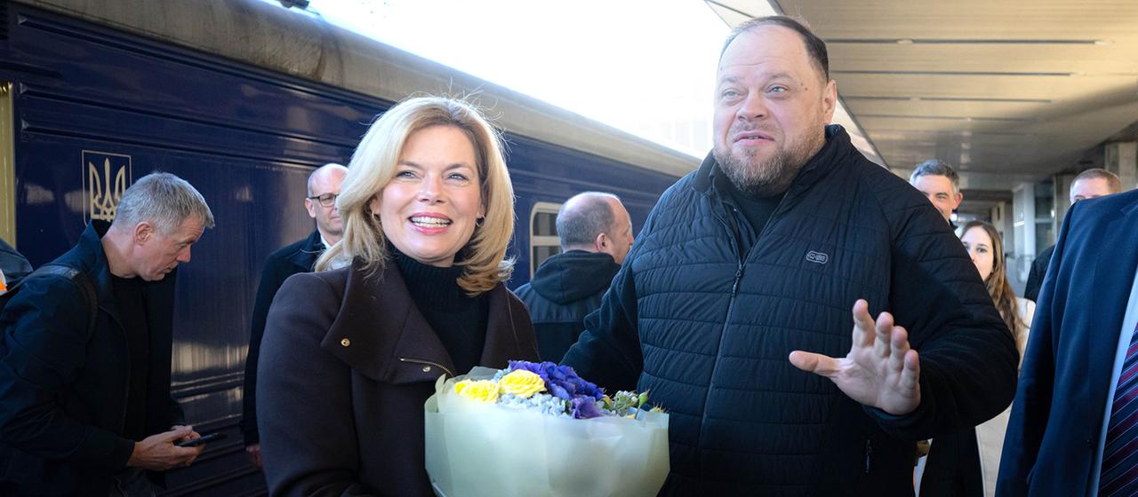 Julian Klöckner und Ruslan Stefantschuk sind auf dem Bahnhof der ukrainischen Hauptstadt zu sehen.