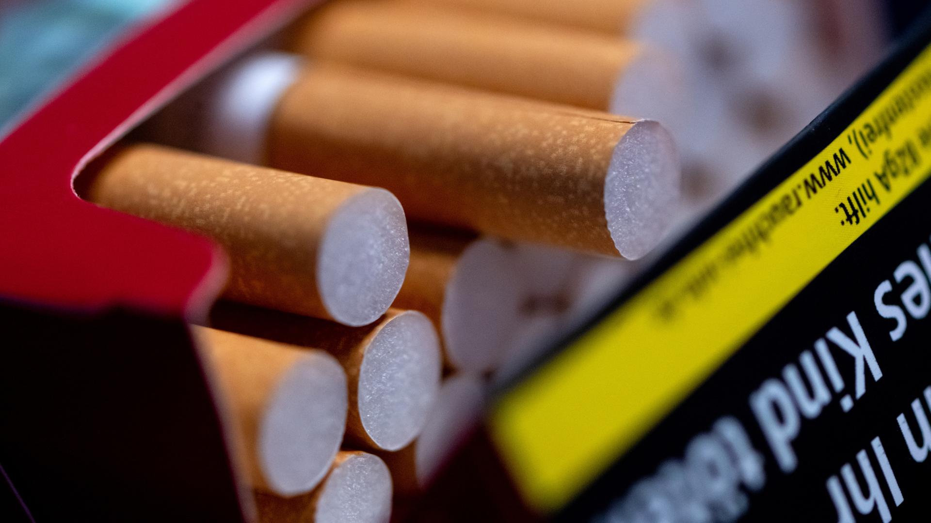 Eine geöffnete Zigarettenpackung liegt auf einem Tisch. | dpa