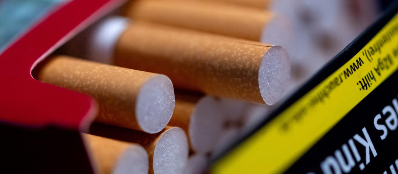 Eine geöffnete Zigarettenpackung liegt auf einem Tisch.