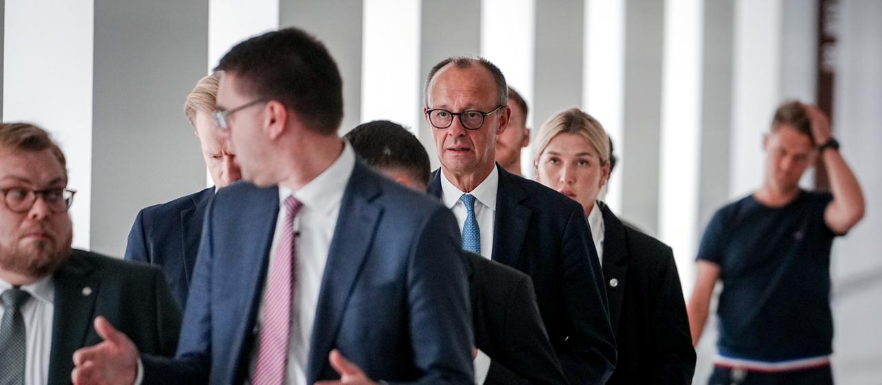 Friedrich Merz in einer Menschengruppe