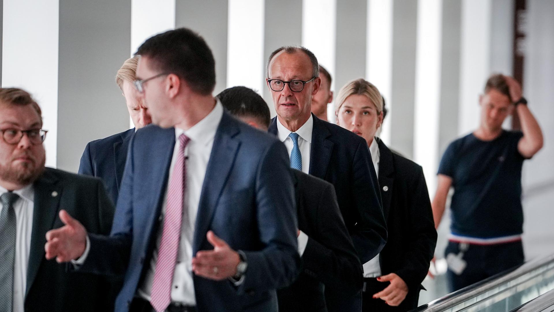 Friedrich Merz in einer Menschengruppe | dpa