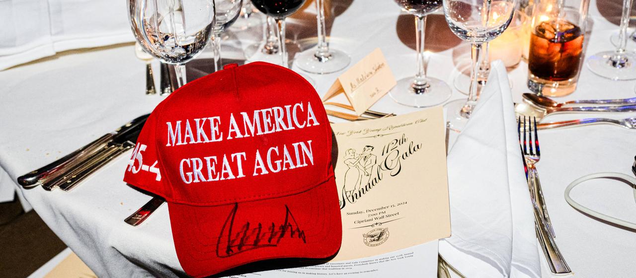 Ein Tisch mit Weingläsern und einer 