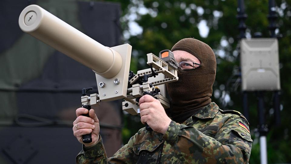 Un soldado de la Bundeswehr con un inhibidor portátil de drones HP 47. Según la Bundeswehr, el inhibidor, montado en el hombro, permite a la unidad influir en uno o más drones que se aproximan. | AFP Un soldado de la Bundeswehr alemana opera un inhibidor de drones portátil HP 47.