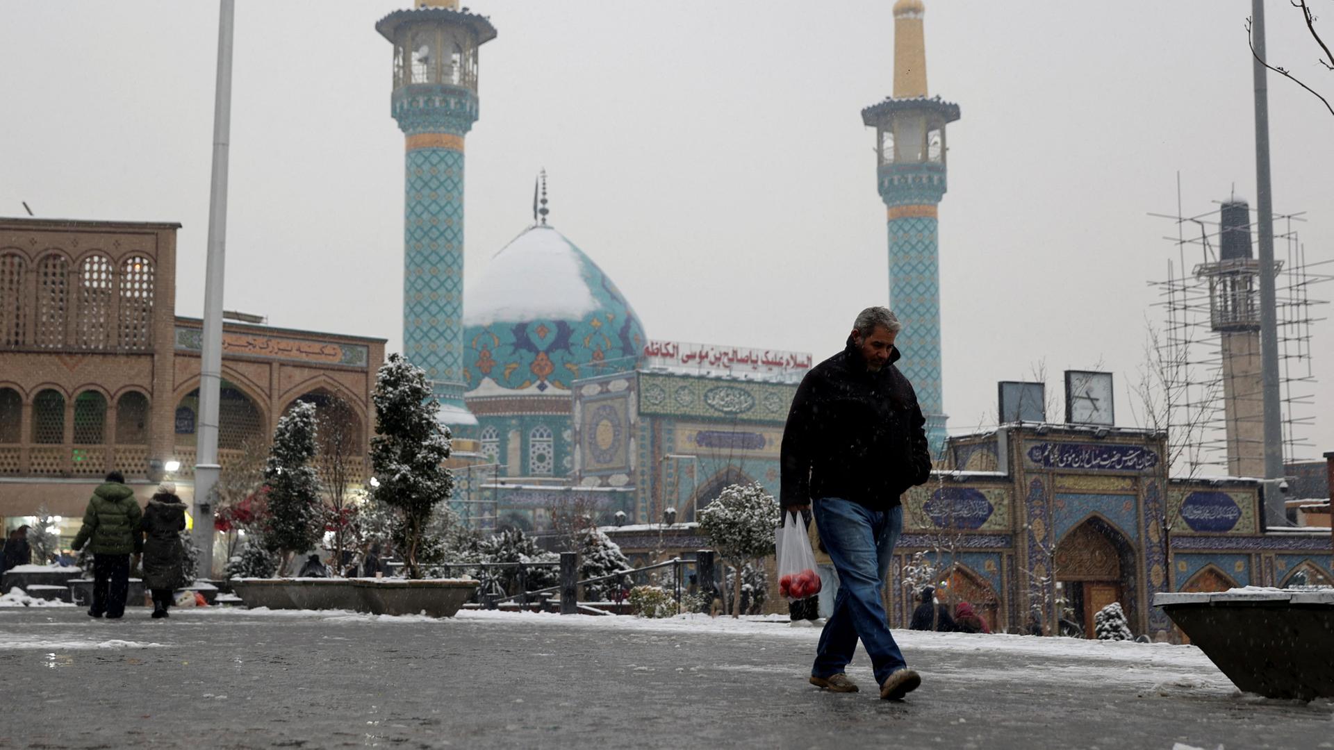 Ein Mensch überquert eine Straße in Teheran. | via REUTERS