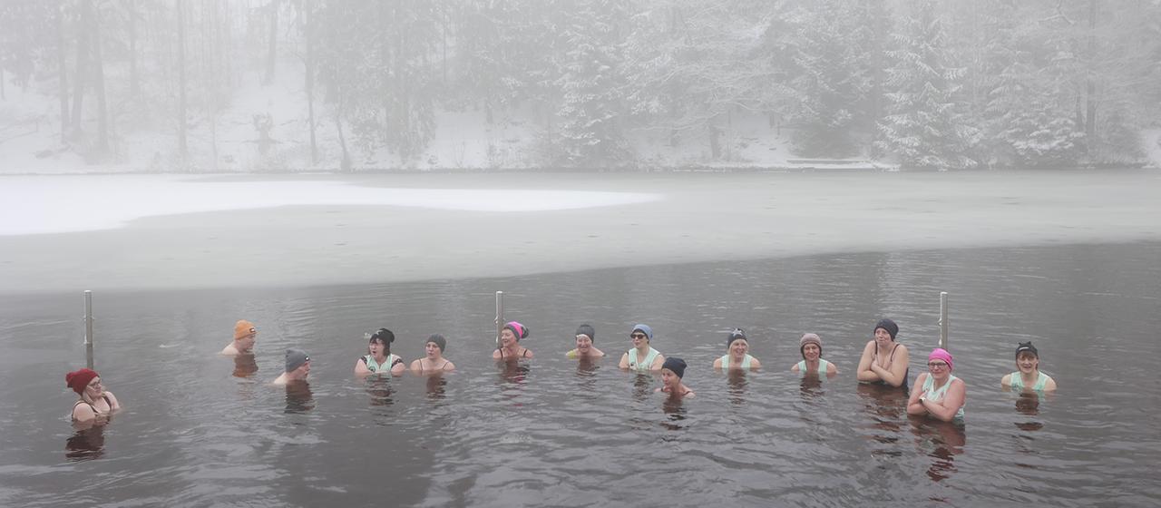 Eisschwimmer im Waldseebad in Hasselfelde (Sachsen-Anhalt). | dpa Eisschwimmer im Waldseebad in Hasselfelde (Sachsen-Anhalt).