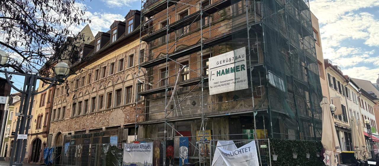 Baugerüste an Häusern in Landau in der Pfalz.