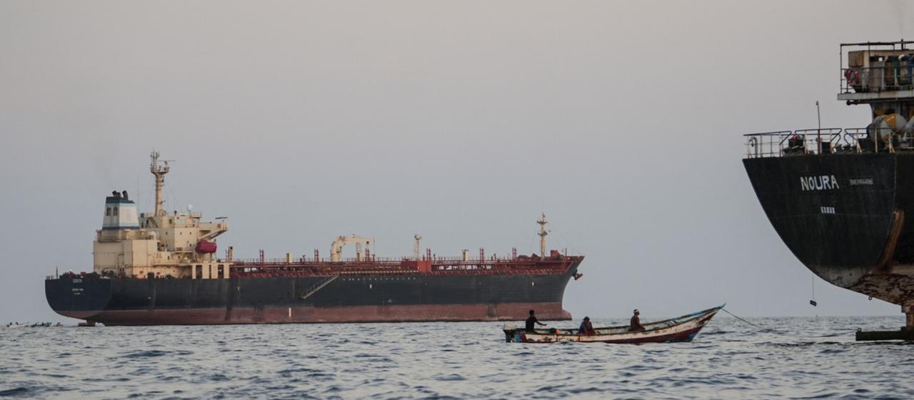 Handelsschiffe vor der jemenitischen Küste bei Bab al-Mandeb.