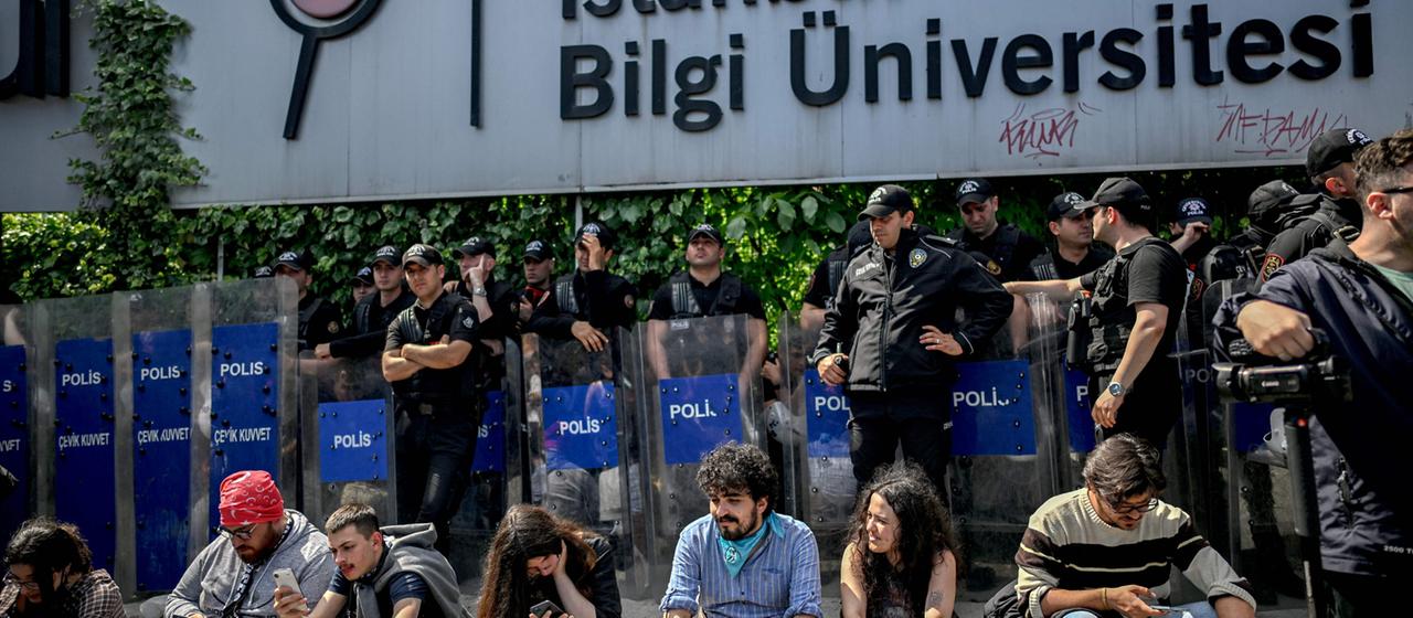Proteste gegen Schließung der Bilgi-Universität in Istanbul