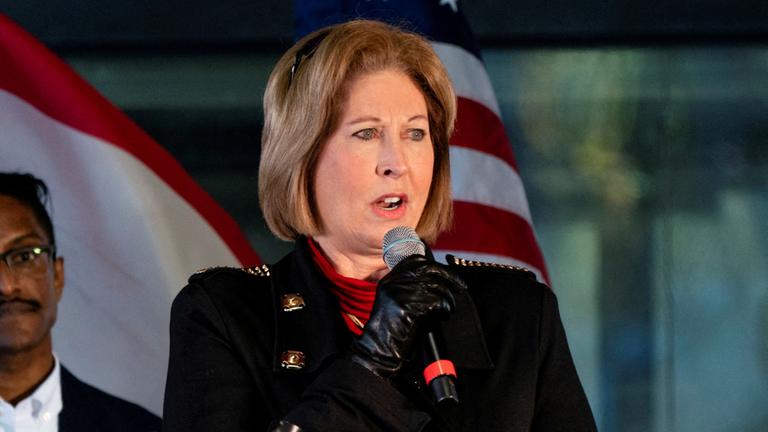 Sidney Powell bei einer Pressekonferenz zu den US-Wahlergebnissen im Jahr 2020