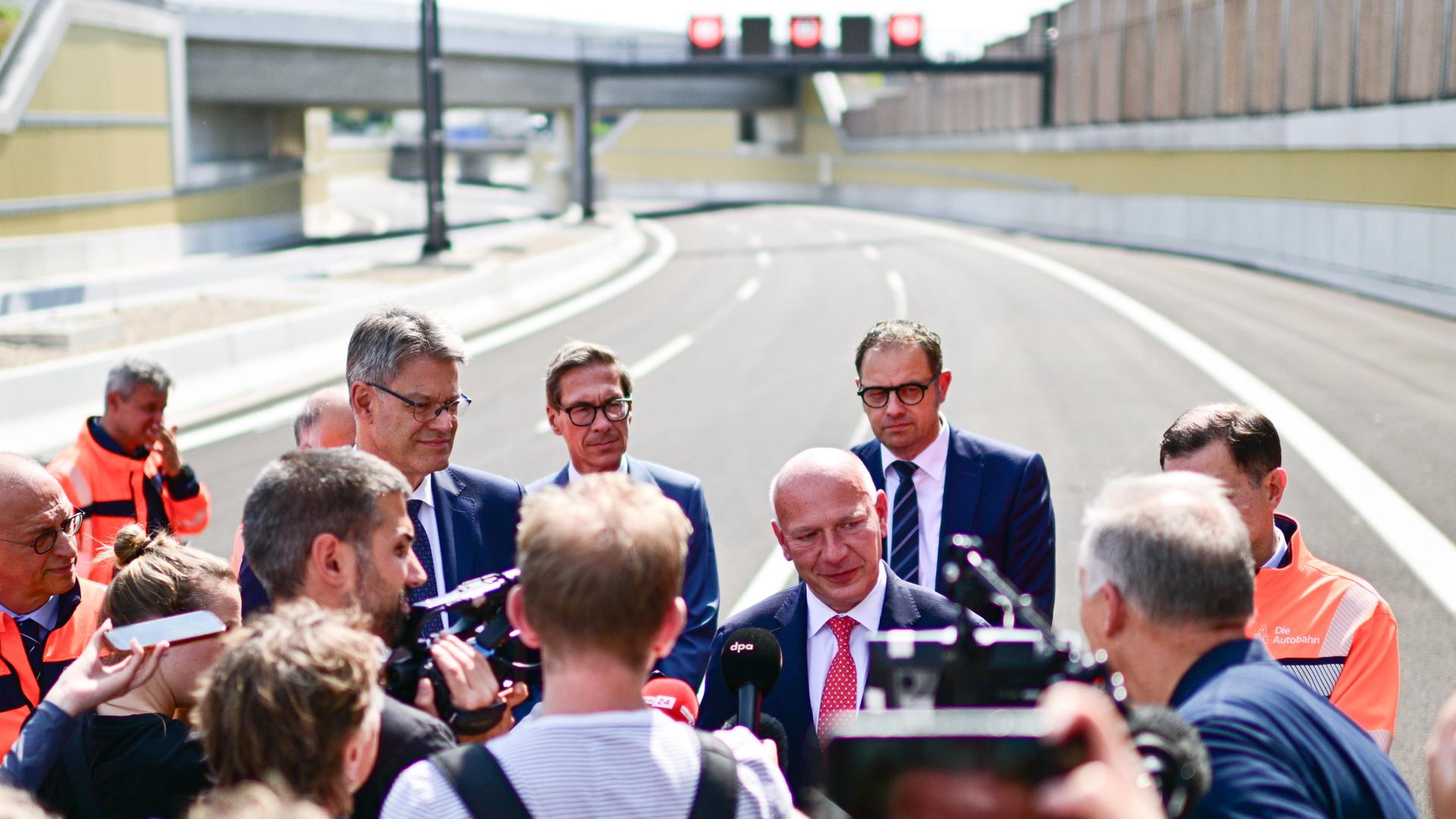Stadtautobahn A100: Umstrittenes Autobahnstück in Berlin eröffnet