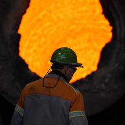Ein Mitarbeiter steht in einer Werkhalle der BGH Edelstahl Freital in Sachsen