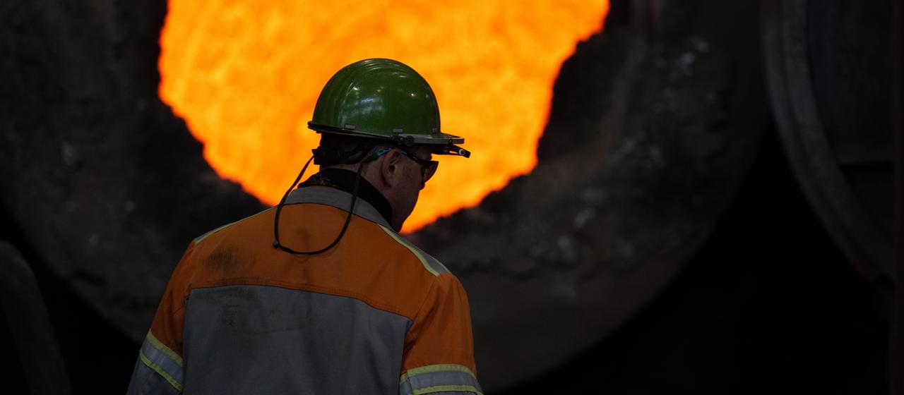 Ein Mitarbeiter steht in einer Werkhalle der BGH Edelstahl Freital in Sachsen