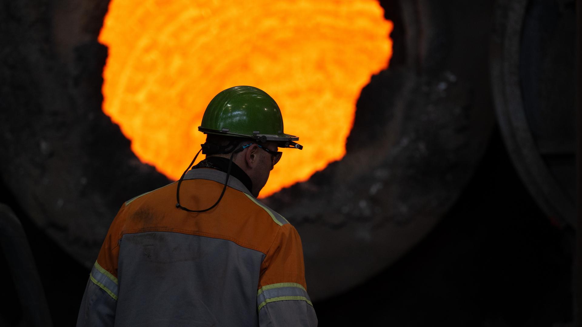 Ein Mitarbeiter steht in einer Werkhalle der BGH Edelstahl Freital in Sachsen | dpa
