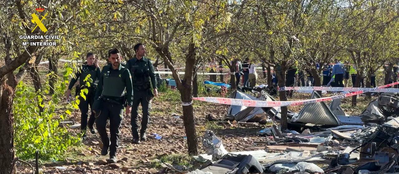 Dieses Standbild aus einem Video, das am 28. Oktober 2026 von der spanischen Guardia Civil aufgenommen und veröffentlicht wurde, zeigt Ermittler, die zwischen den Trümmern am Unfallort eines Zugunglücks gehen.