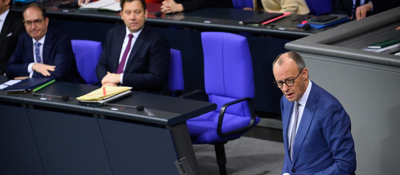Friedrich Merz spricht im Bundestag.