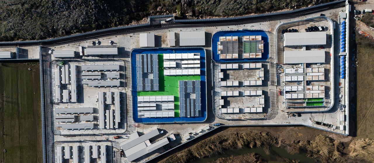 migranten aufnahmezentrum albanien 100