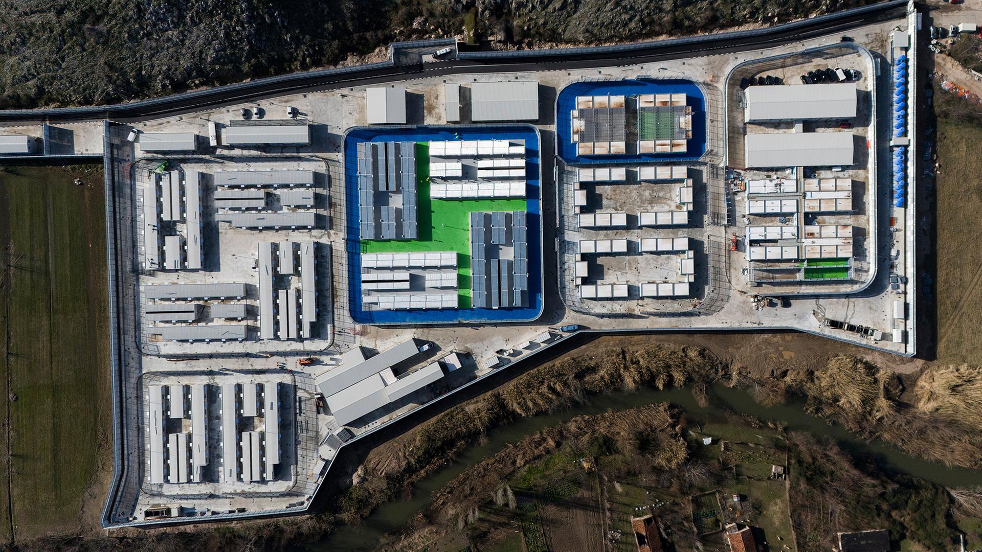 Eine Luftaufnahme des Aufnahmezentrum Gjader in der Region Lezhë (Albanien). | AP