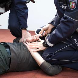 Polizisten trainieren im "Regionalen Trainingszentrum" (RTZ) der Polizei in Dortmund (Nordrhein-Westfalen) eine Festnahme.