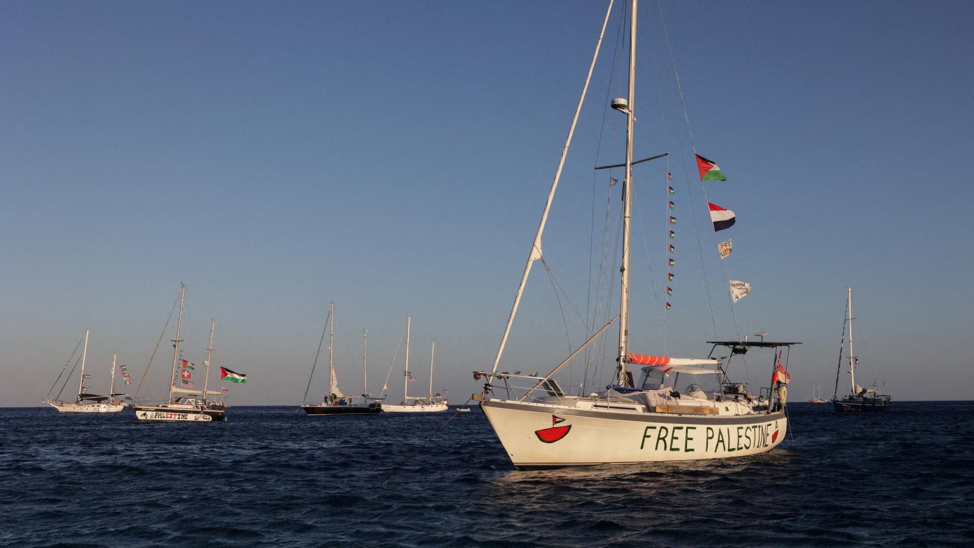 Ein Boot der Flotilla segelt Richtung Gazastreifen.  | REUTERS