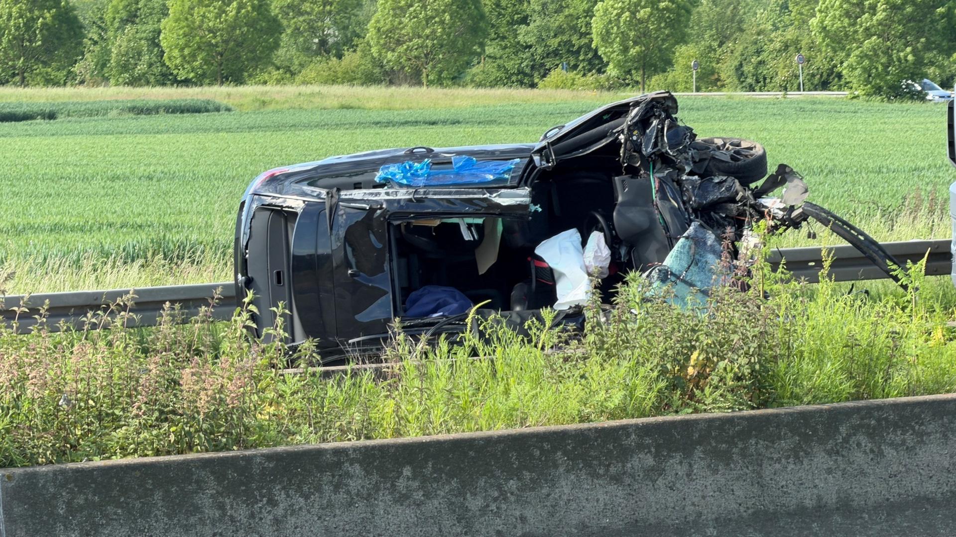 Unfall auf A4: 43-Jähriger nach Crash mit Lkw im Auto eingeklemmt