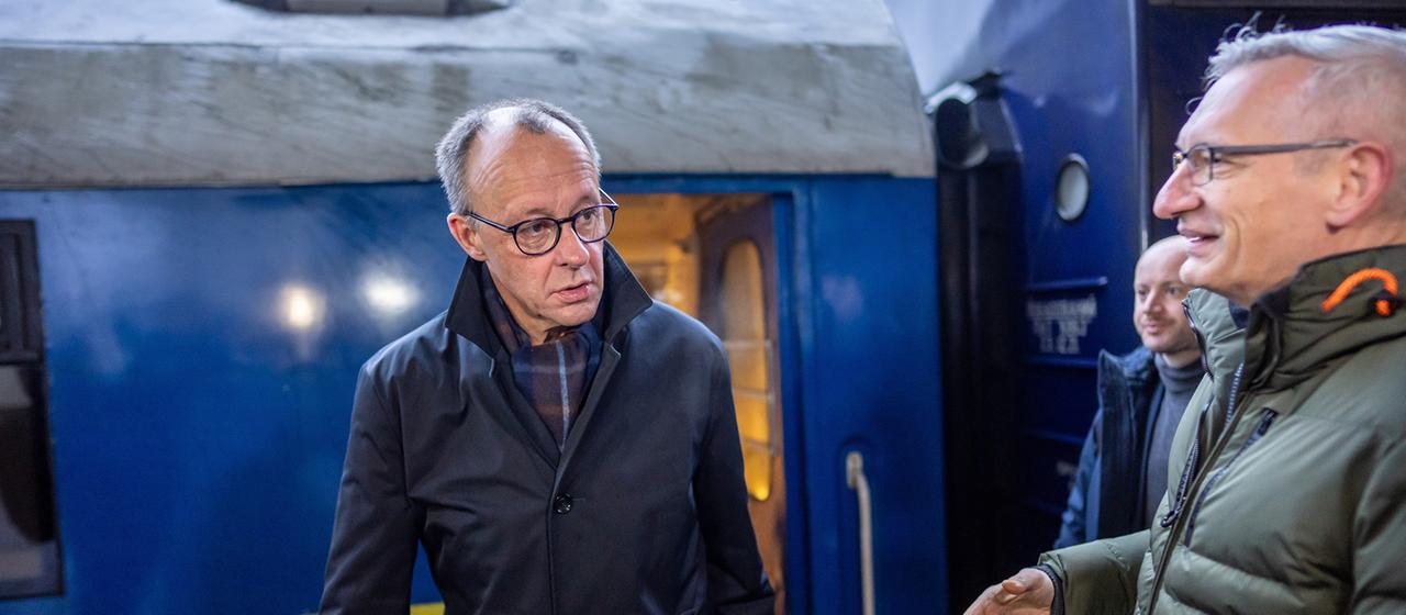 Friedrich Merz steigt in Kiew aus einem Zug.