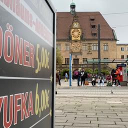 Ein Schild wirbt für Döner vor dem Heilbronner Rathaus. Nach einer Diskussion um die Zahl von Dönerläden, Barbershops, Nagelstudios und anderen Geschäften in Heilbronn, haben sich die Stadt und der Gemeinderat nun auf ein Innenstadtkonzept geeinigt.